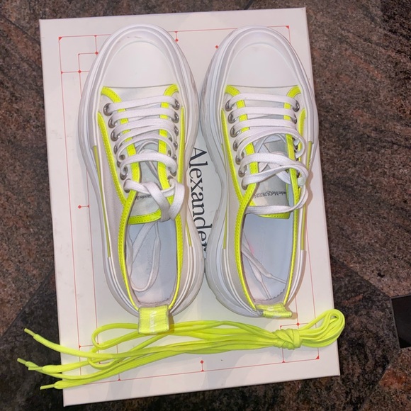 Alexander McQueen
Tread Slick Canvas Sneaker, Size 37.5, made in Italy - Picture 7 of 9